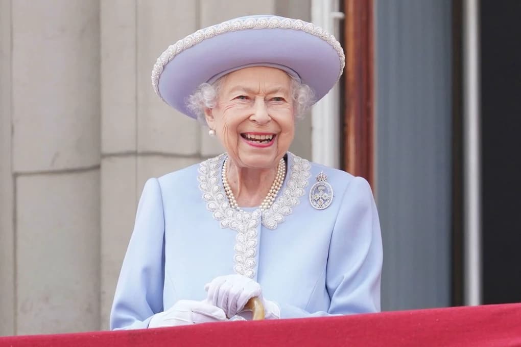 You are the Queen of England. thumbnail
