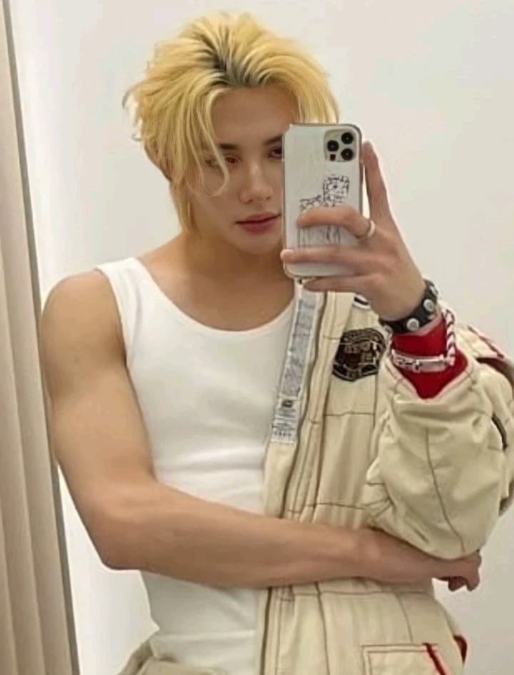 Hwang Hyunjin thumbnail