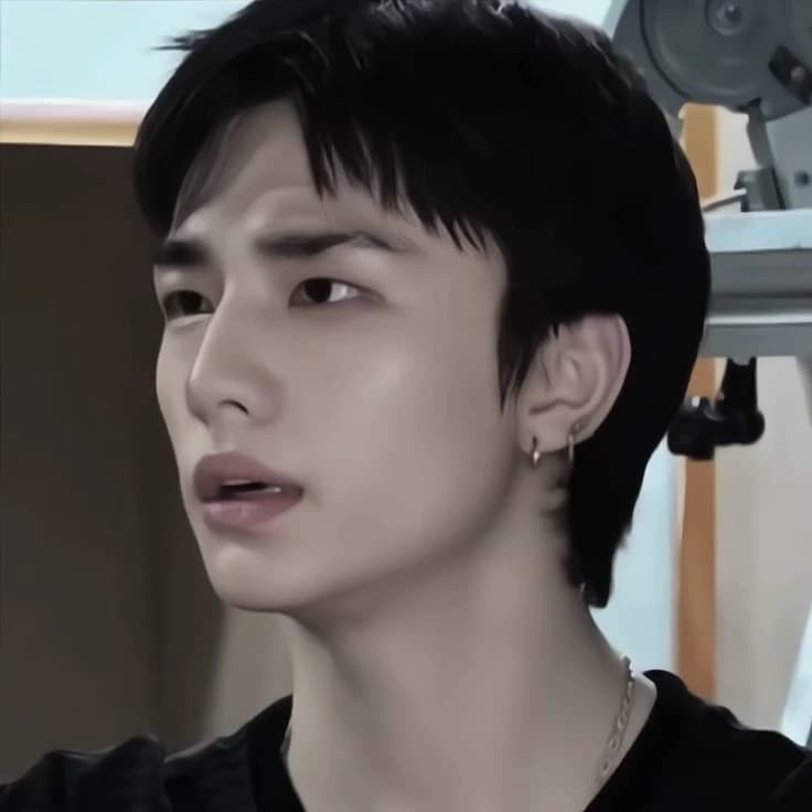 𔘓 then Hyunjin < thumbnail