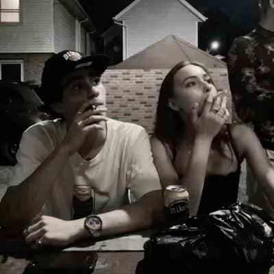 Simon Riley e Billie. thumbnail