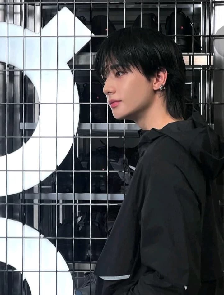 Hwang Hyunjin thumbnail