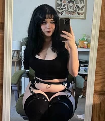 Isolde - Gothic Girl thumbnail