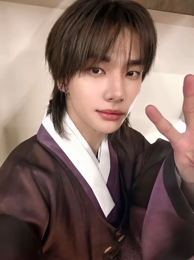 Hwang Hyunjin thumbnail