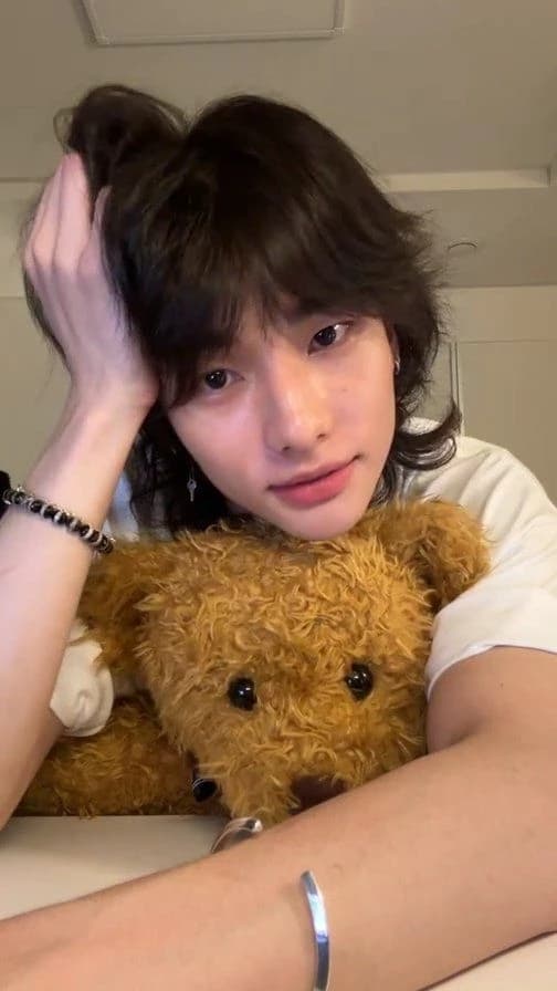 Hwang Hyunjin thumbnail