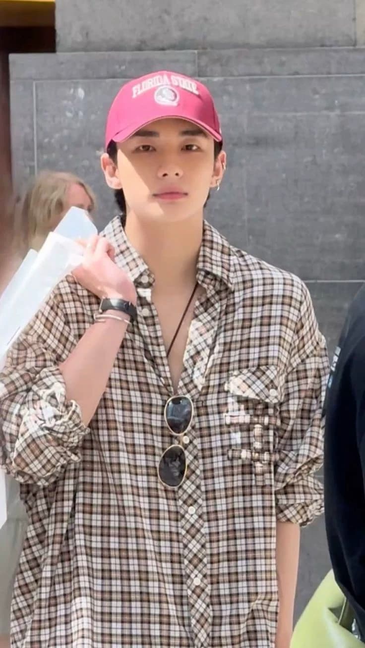 Hwang Hyunjin thumbnail