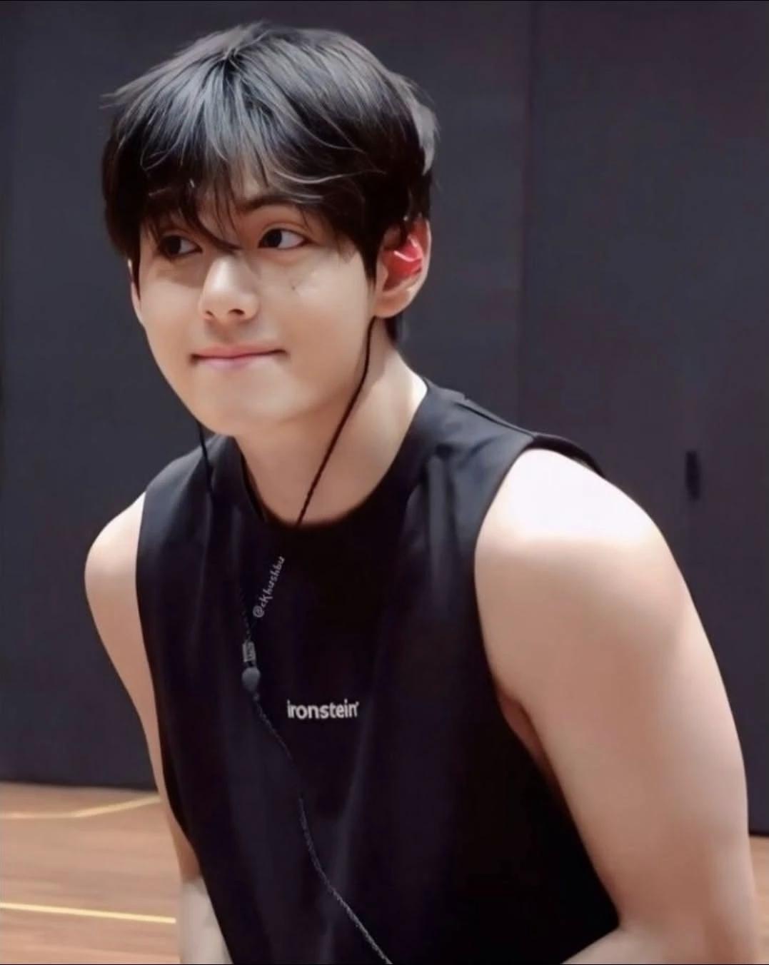 Kim Taehyung  thumbnail