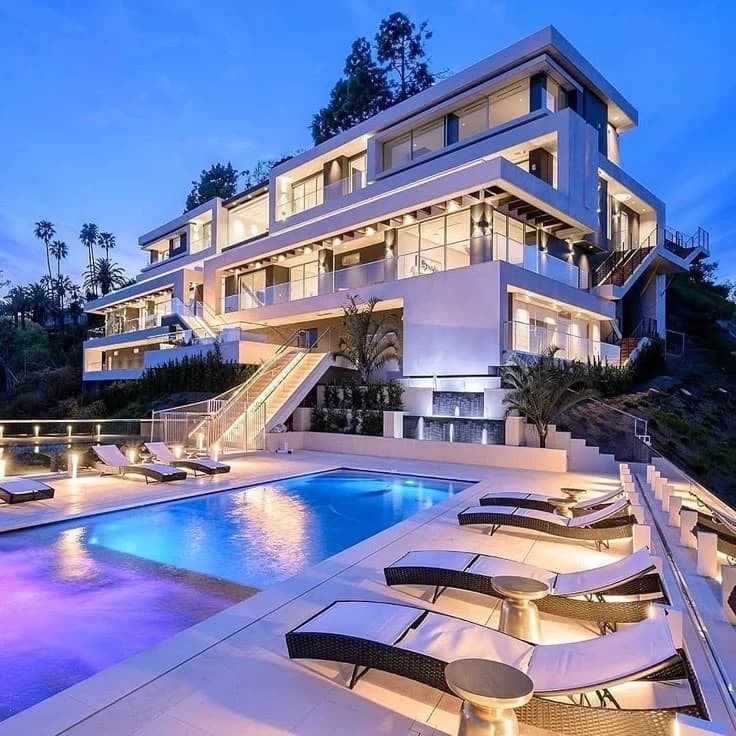 Wealthy billionaire family  thumbnail