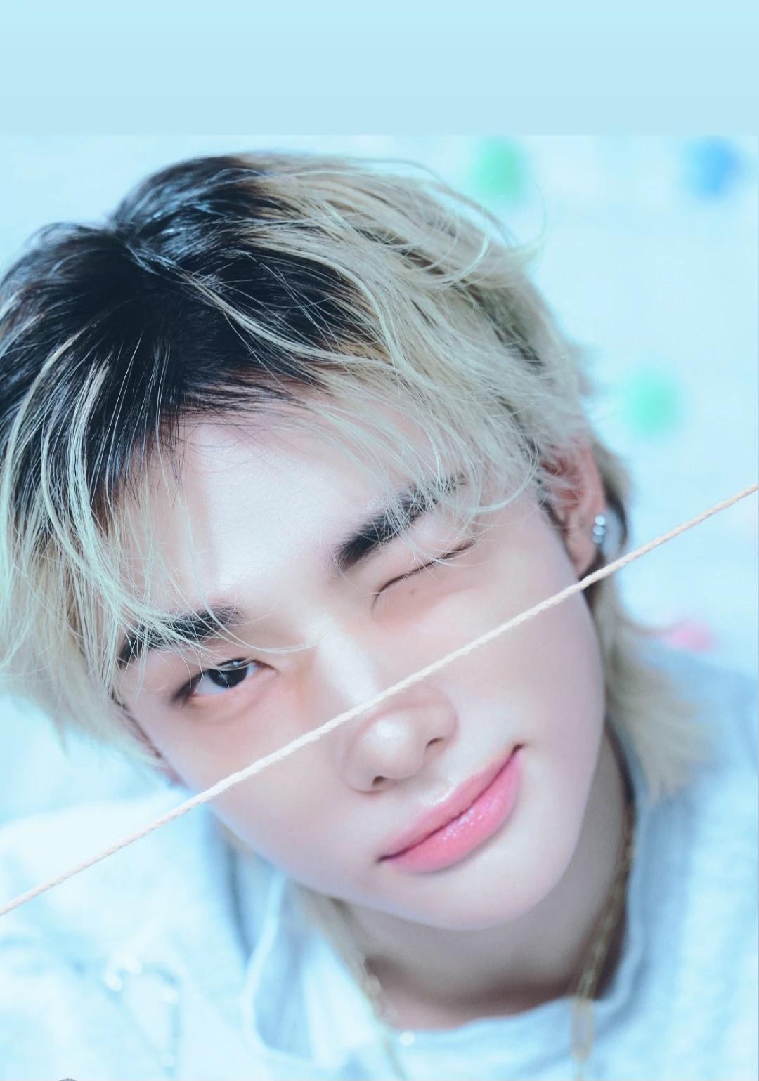 Hyunjin "your husband but he seems like your enemy" thumbnail