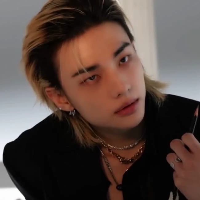 Make your Hyunjin story thumbnail