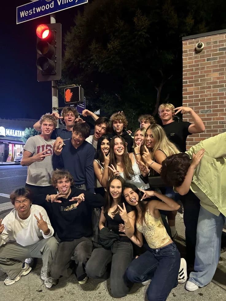 Best friends 💸 thumbnail
