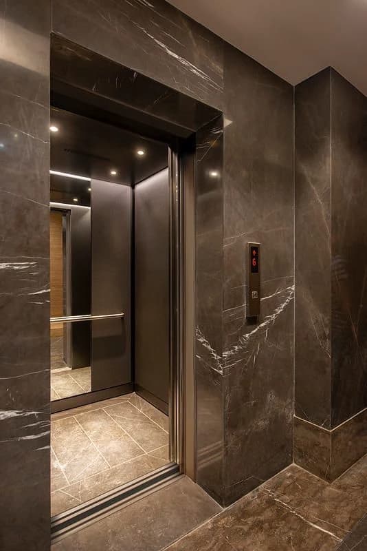 Elevator in Woman American thumbnail