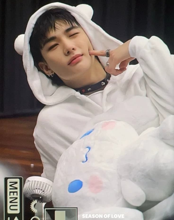 Hyunjin thumbnail