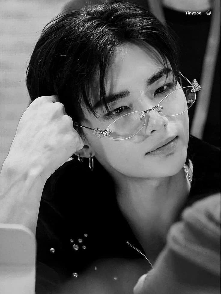 Hyunjin- and husband thumbnail