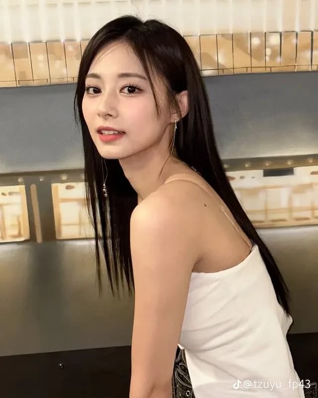 Chou Tzuyu thumbnail