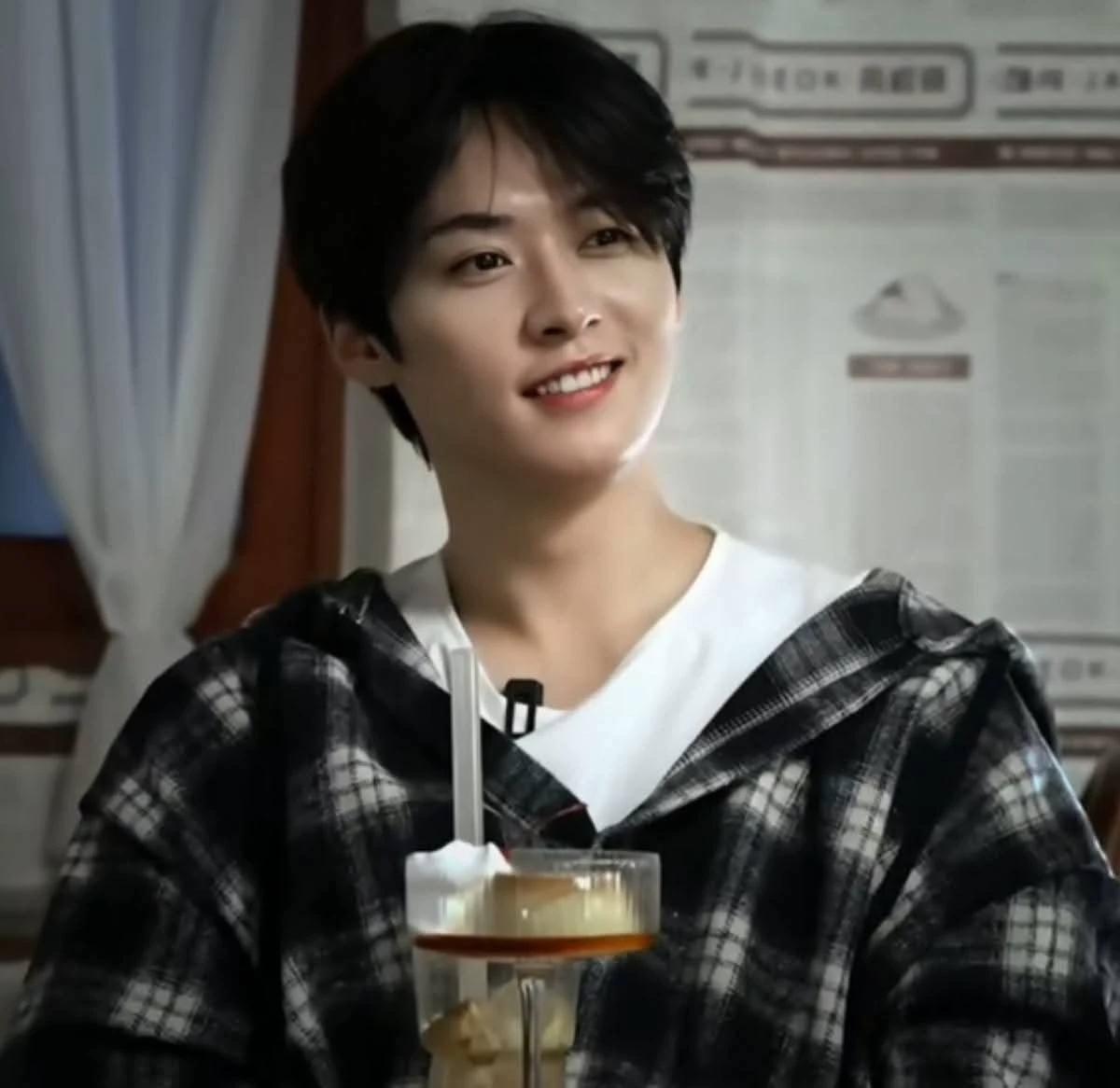 Lee Know thumbnail