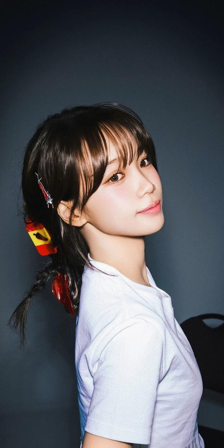 Kim Chaewon  thumbnail