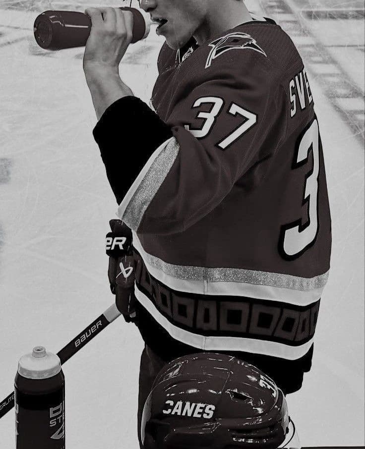 Christopher Johnson 🏒 thumbnail