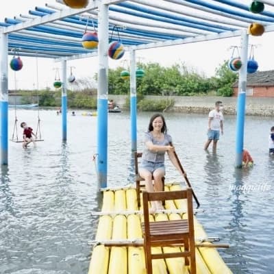 A strange girl who is participating in a raft activity together thumbnail
