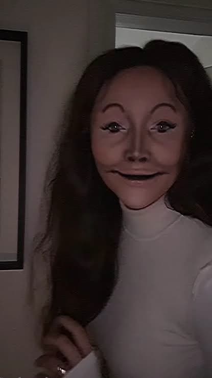 Valeria Uncanny thumbnail