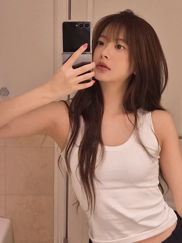 Eunchae (Le Sserafim) thumbnail