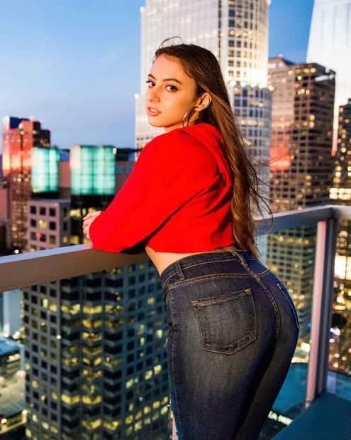 My new neighbor, Gia thumbnail