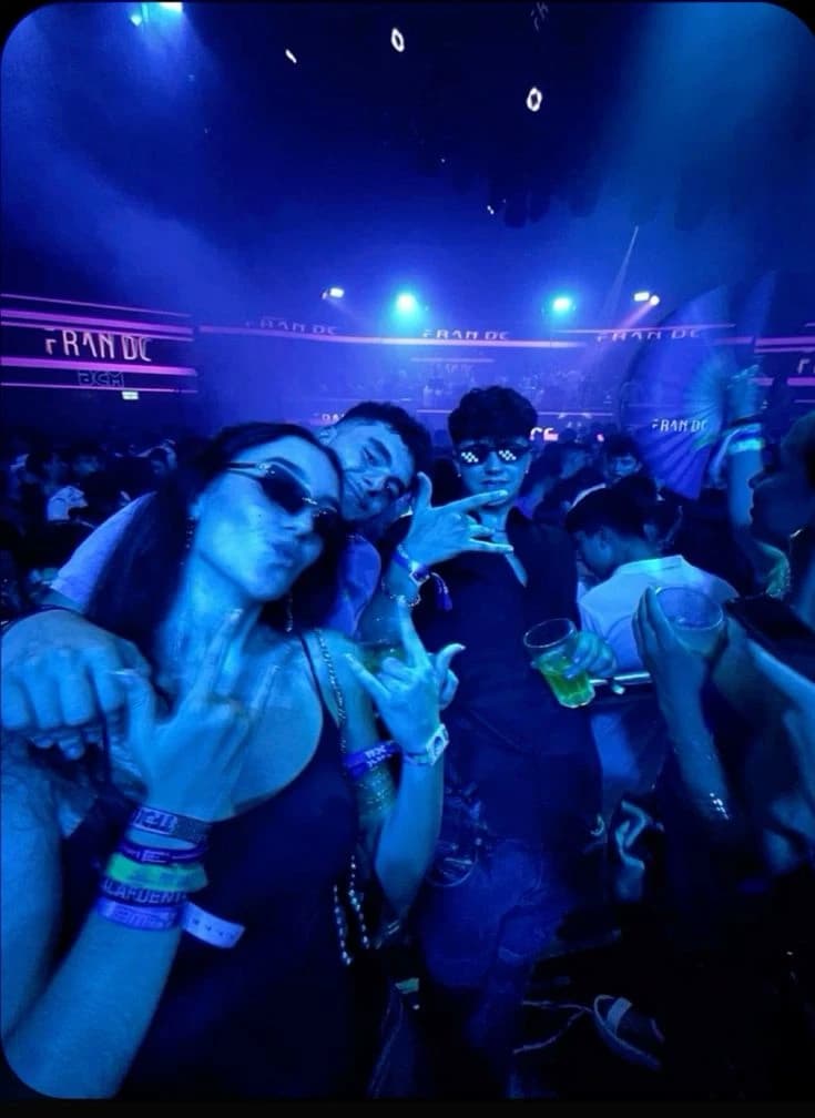 Group of friends thumbnail