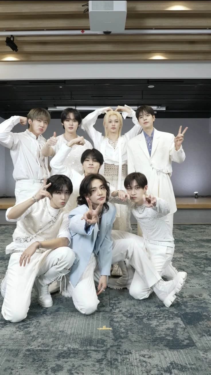 Stray kids thumbnail