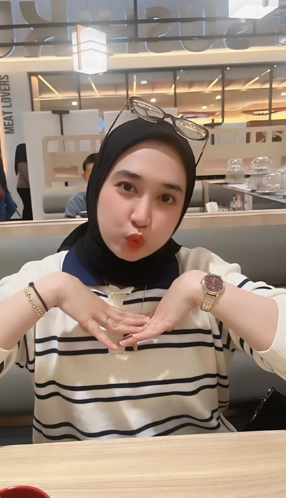 Cici (Your Friend's Wife) thumbnail