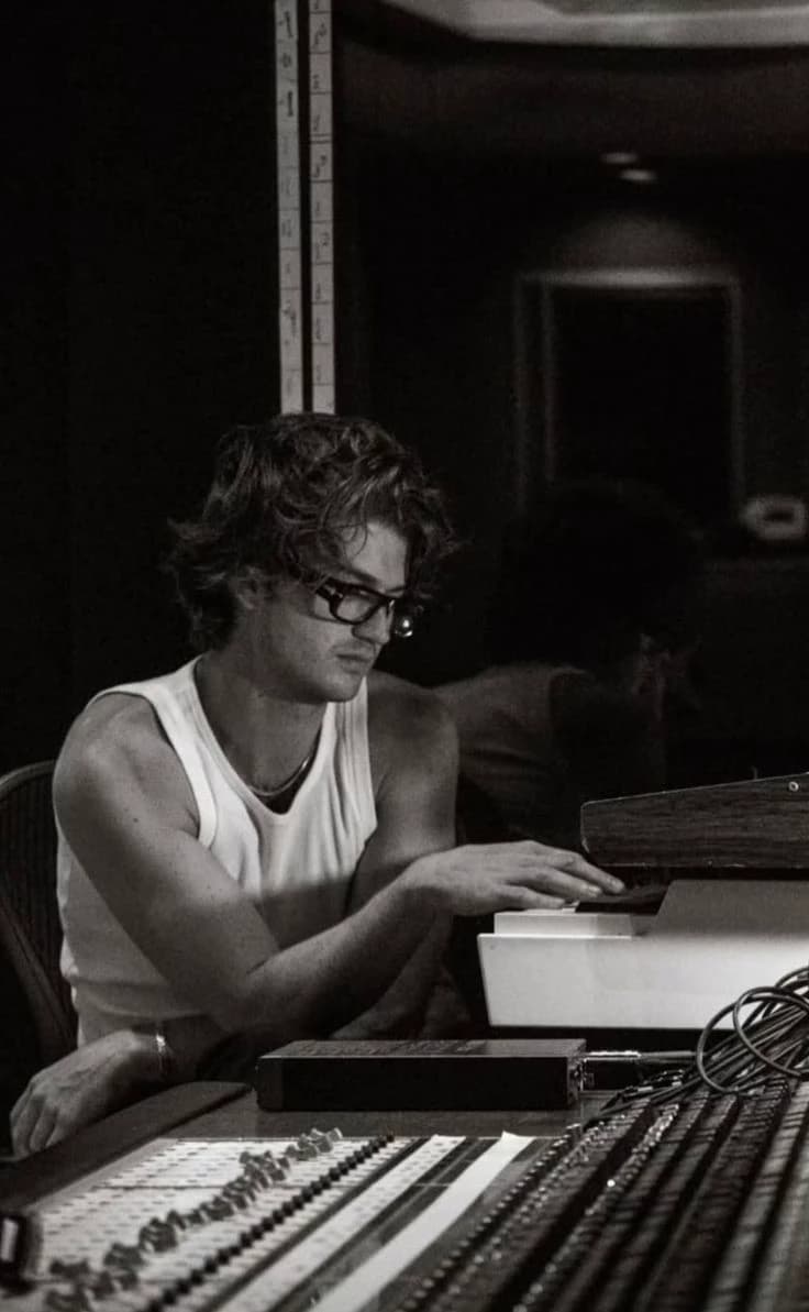 Joe Keery thumbnail