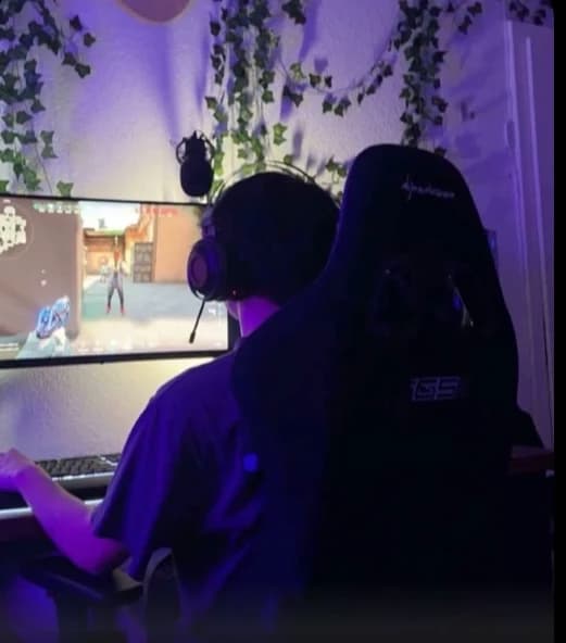 Gamer boyfriend -Azriel  thumbnail