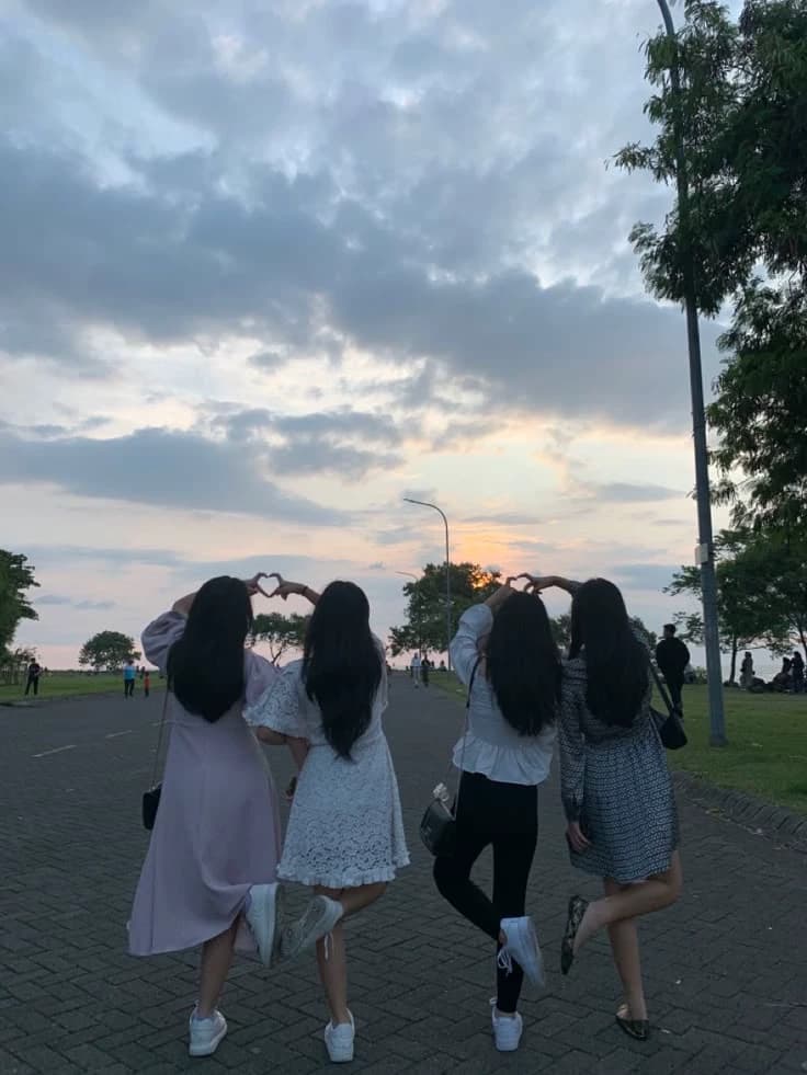 GROUP OF FRIENDS. thumbnail