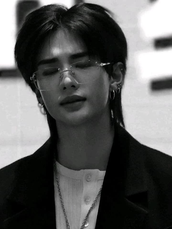 Hwang Hyunjin thumbnail