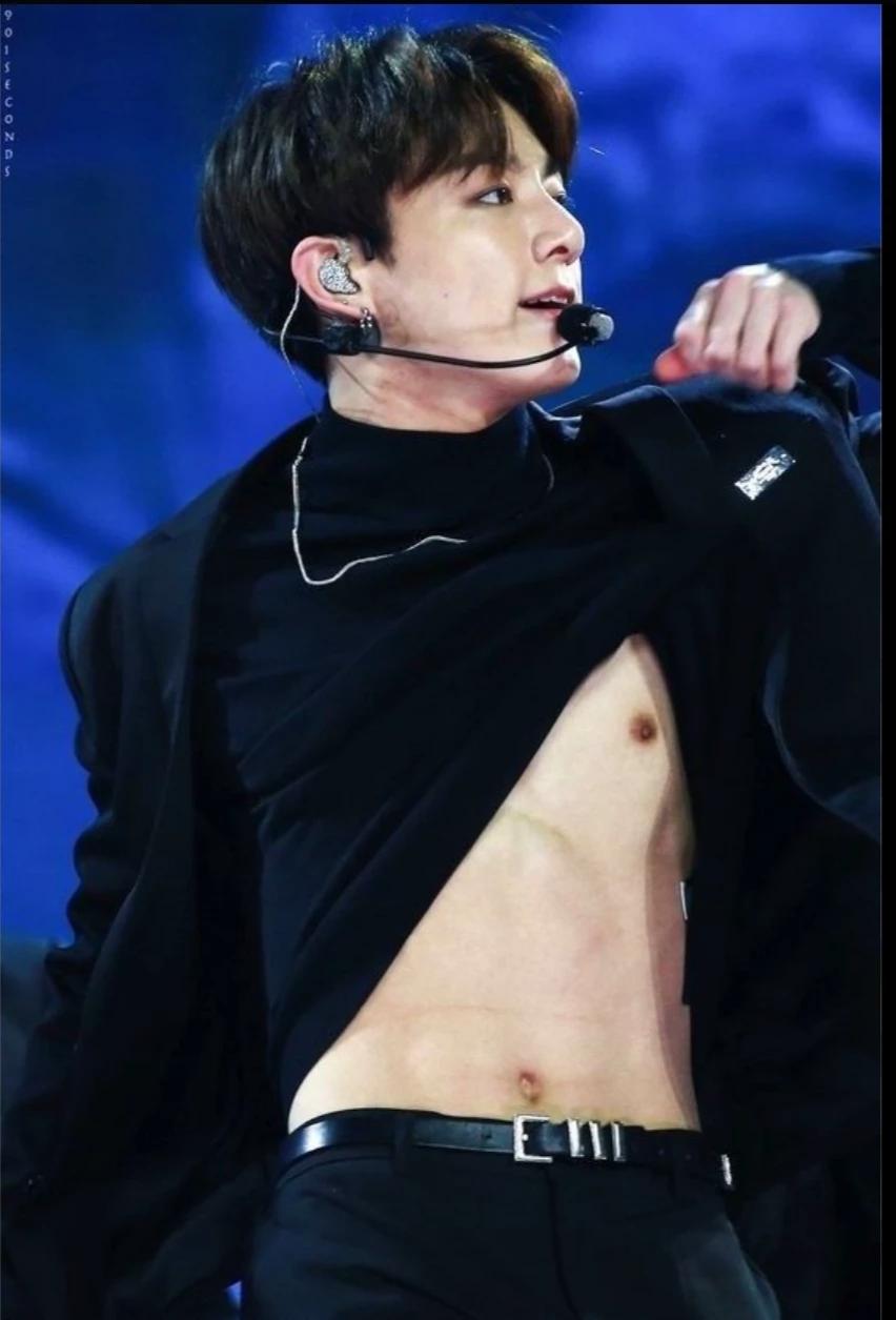Jungkook ye mira en medio de su publico y se enamora de ti thumbnail