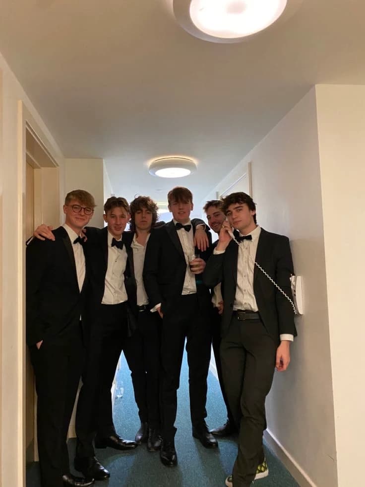 Six roommates  thumbnail