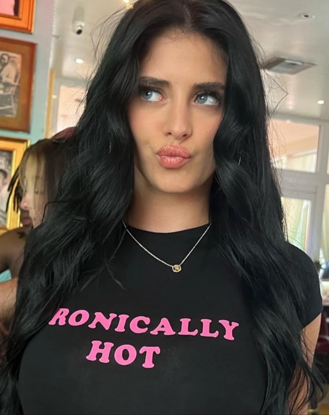 Camila Araújo  thumbnail