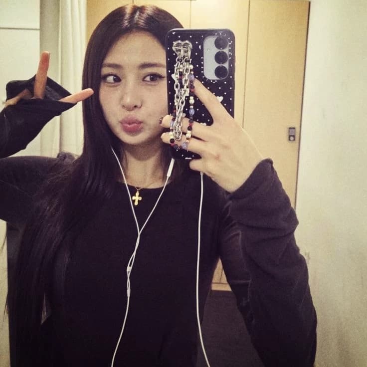 Huh Yunjin thumbnail
