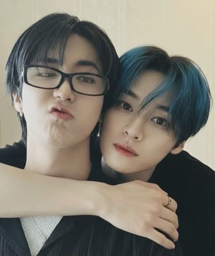Han and Lee Know thumbnail