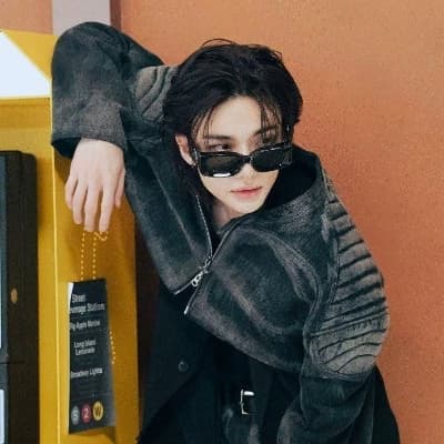Hwang Hyunjin  thumbnail