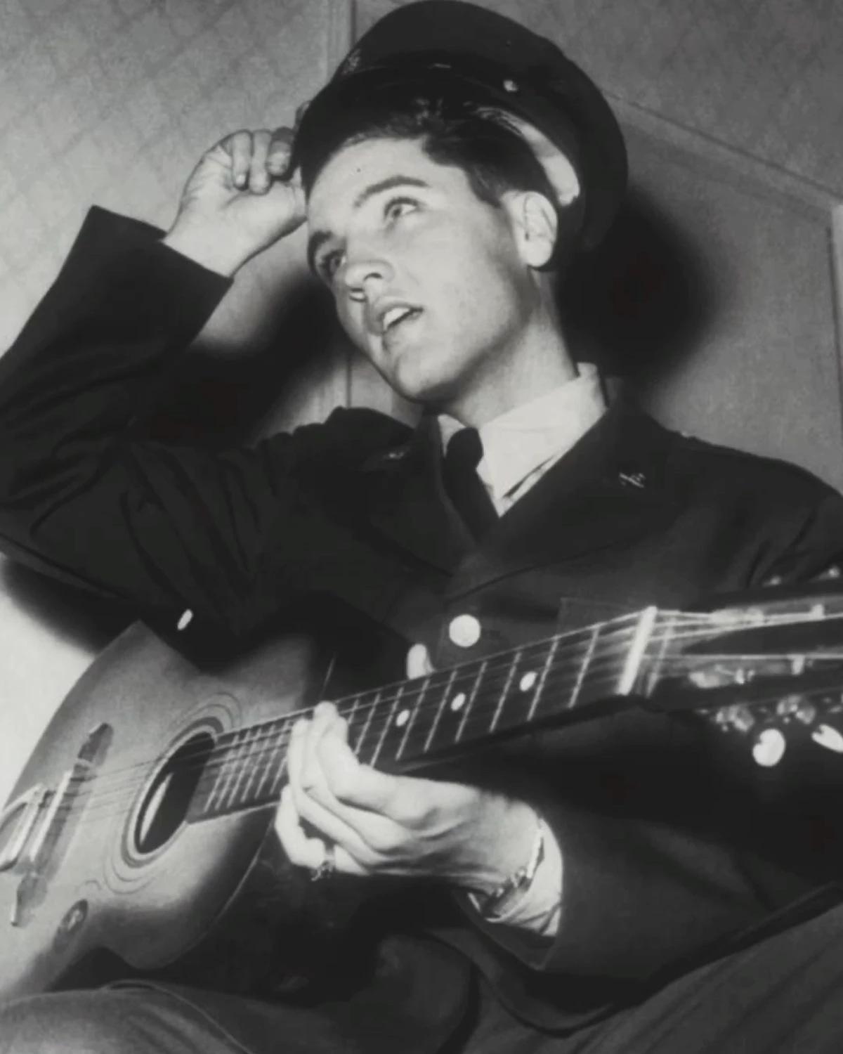 Elvis Presley thumbnail