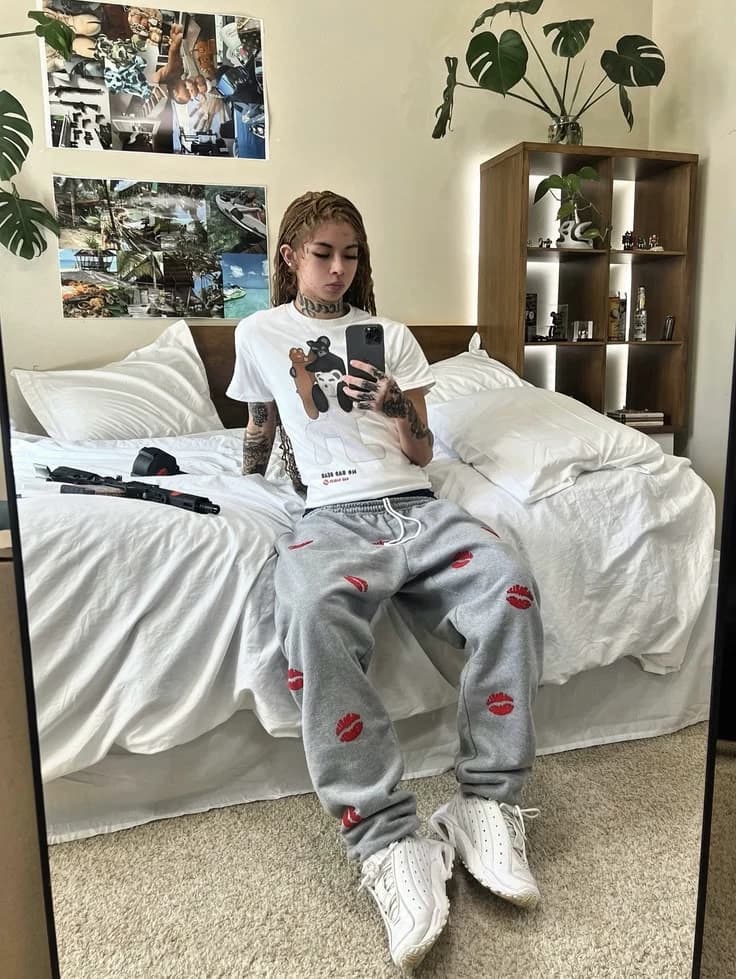 Kiara - Lesbian thumbnail