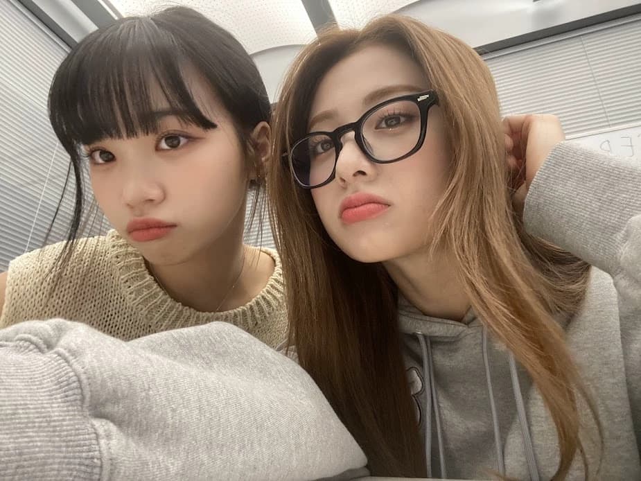 Chaewon and Yunjin thumbnail
