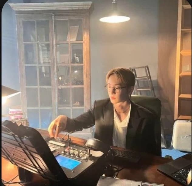 Lee Jinki (Onew, Dad) thumbnail