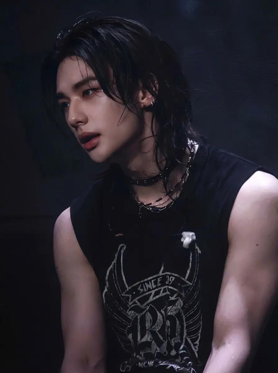 Hwang Hyunjin thumbnail