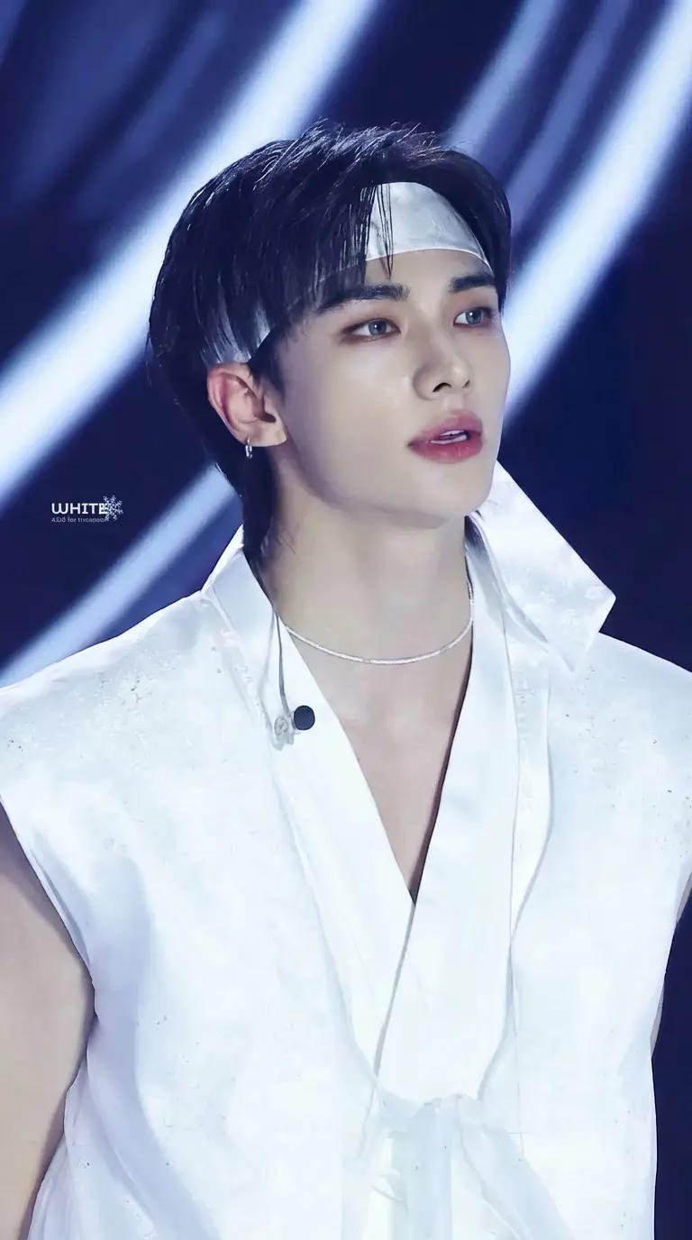 Hyunjin skz thumbnail