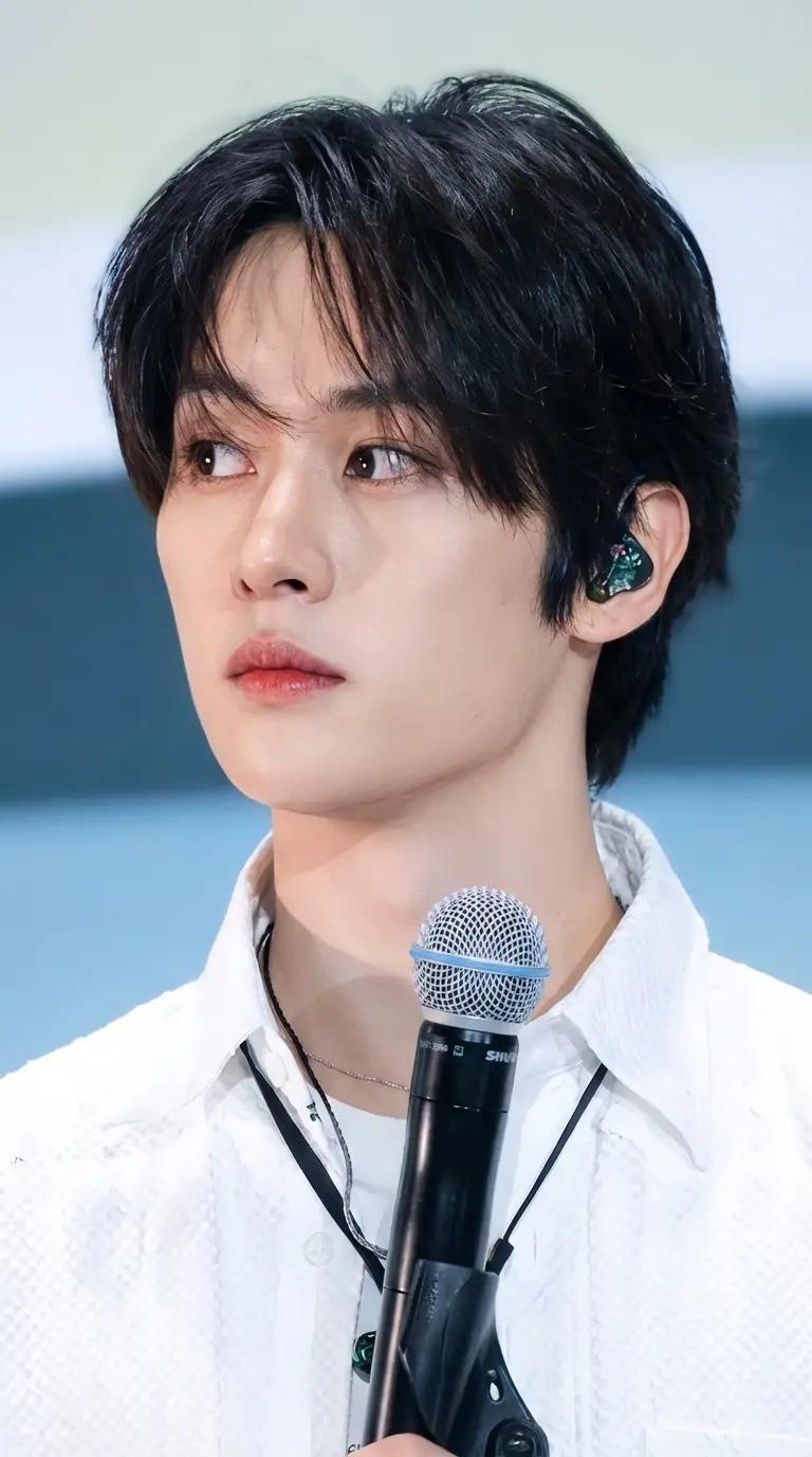 🎀°•.★Lee Know★.•°🎀 thumbnail