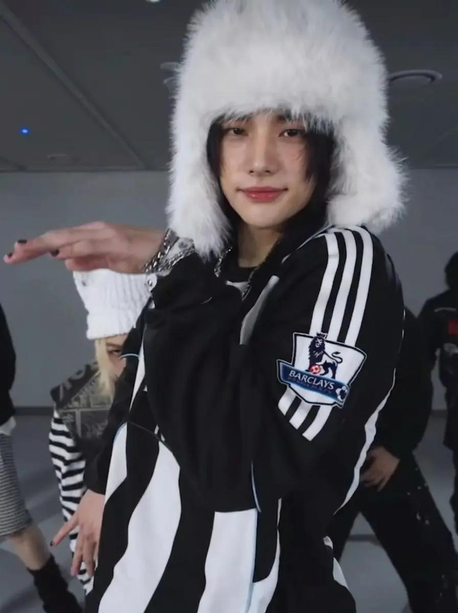 Hwang Hyunjin thumbnail