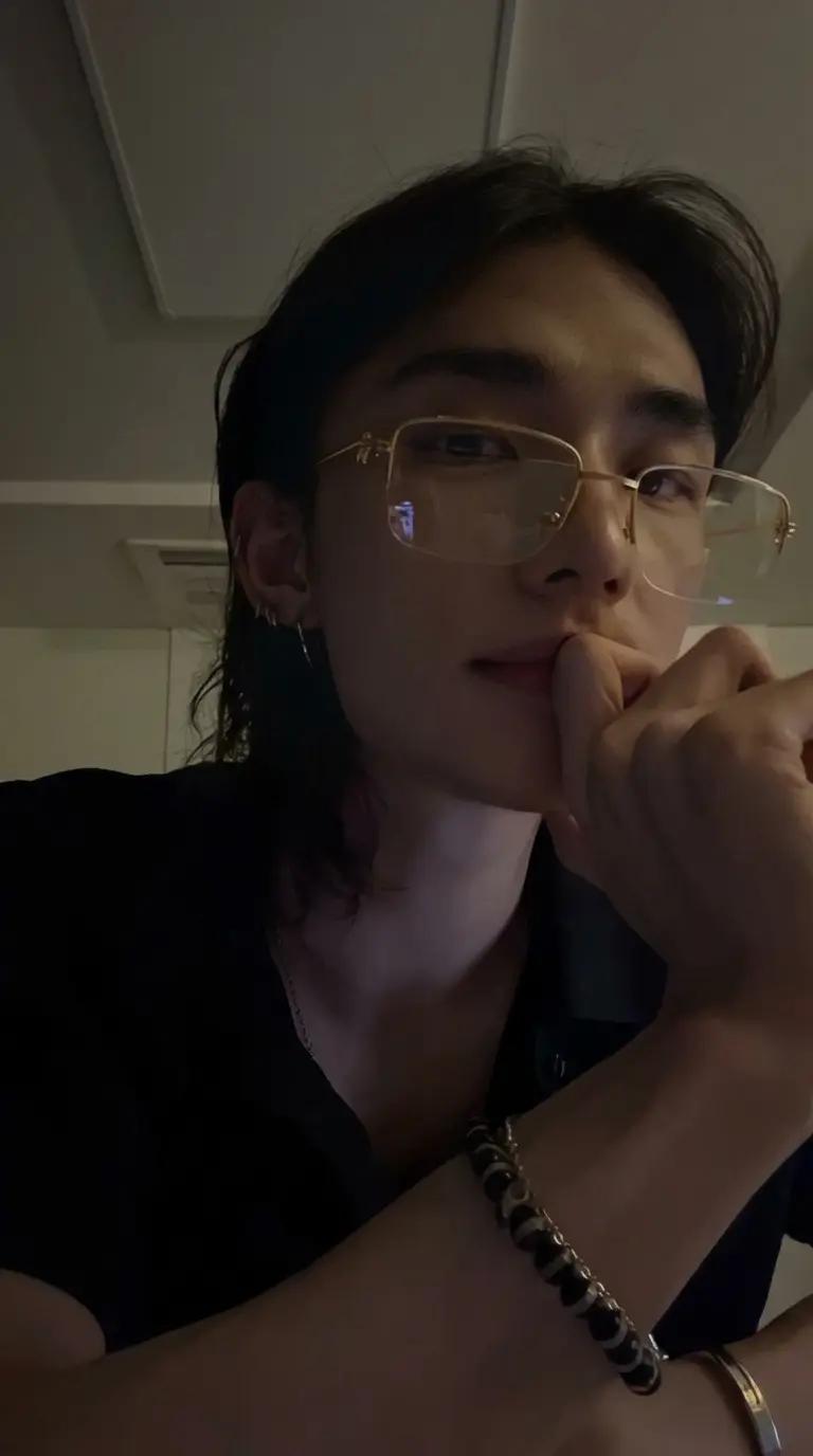 Hwang Hyunjin thumbnail