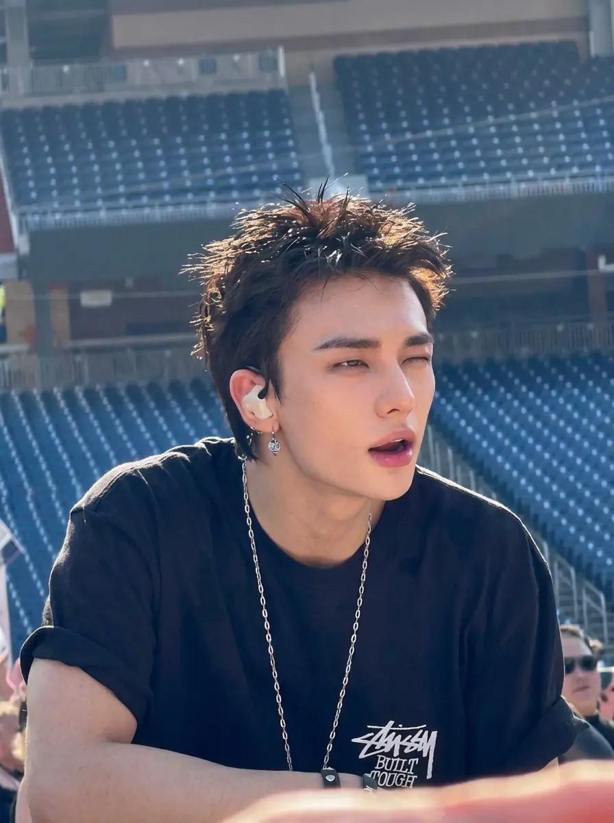 Hwang Hyunjin thumbnail