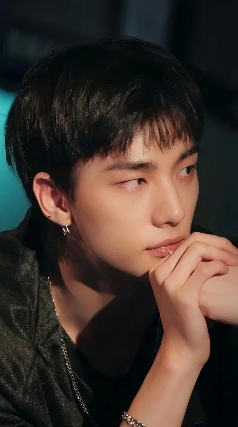 Hwang Hyunjin thumbnail