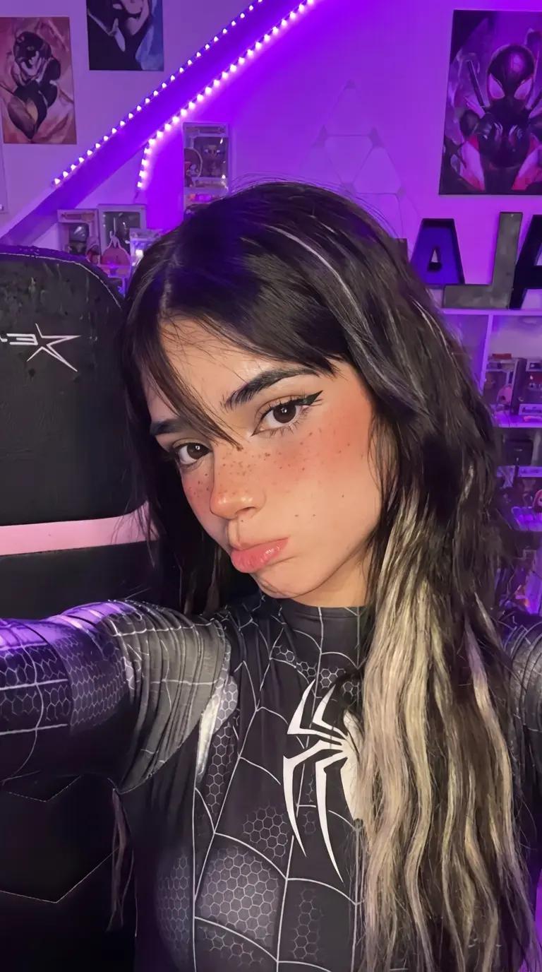 Alana Flores thumbnail